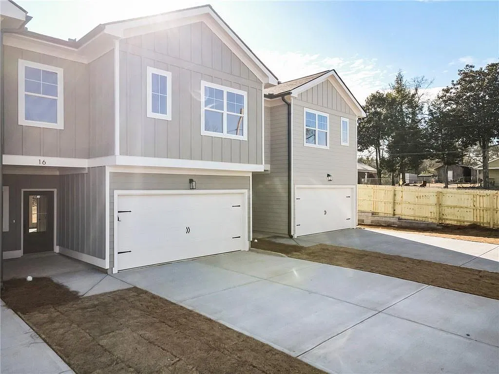 3 bed, 2.5 bath, 1672 sqft, $2,200 — Photo 2
