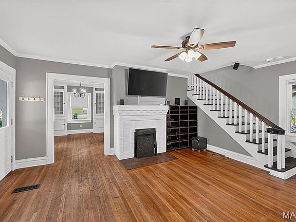 4th image of 9122 Delphine Ave