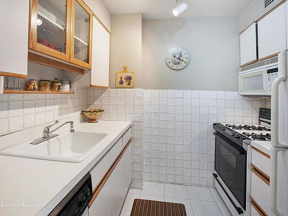3rd image of 2039 Broadway #3G