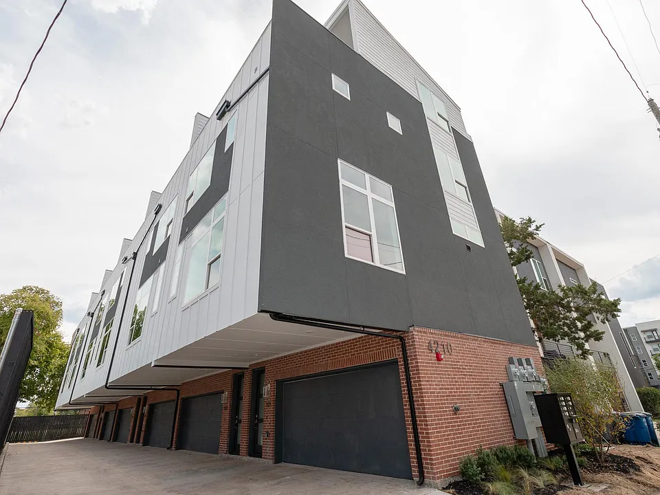4210 Roseland Ave #101