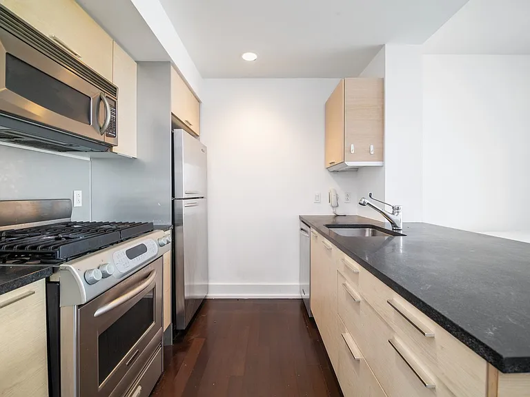 350 W 42nd St #25C — Photo 10