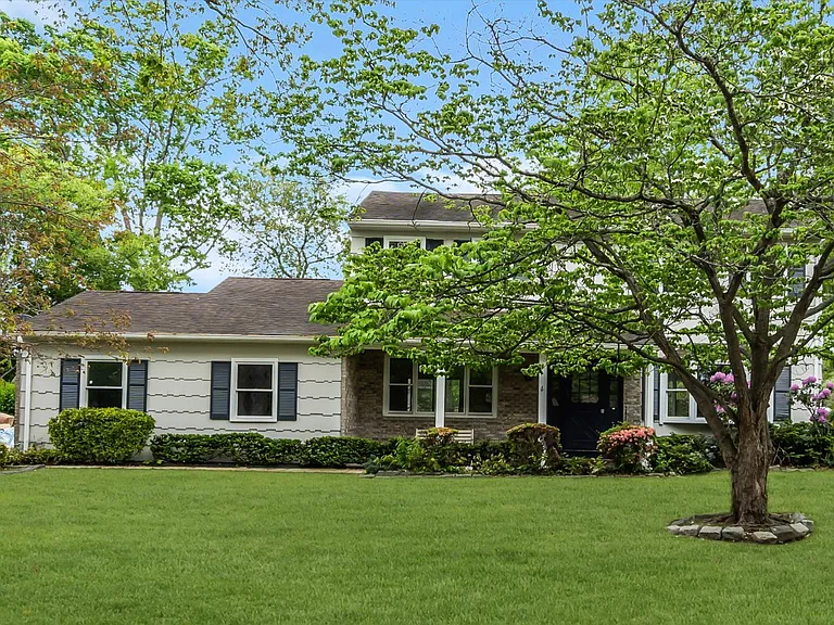 321 Marc Dr — Photo 3