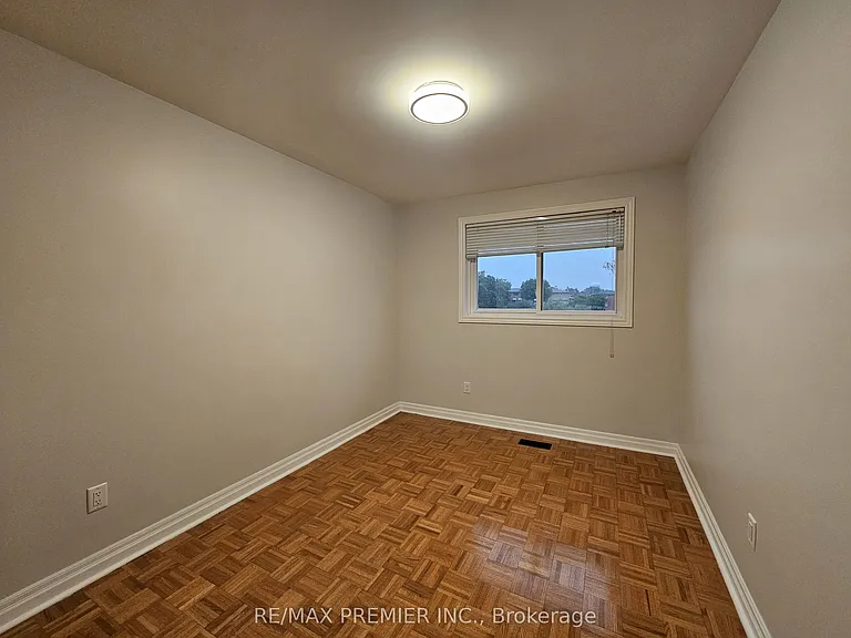 99 Albany Dr #MAIN FLOOR — Photo 13