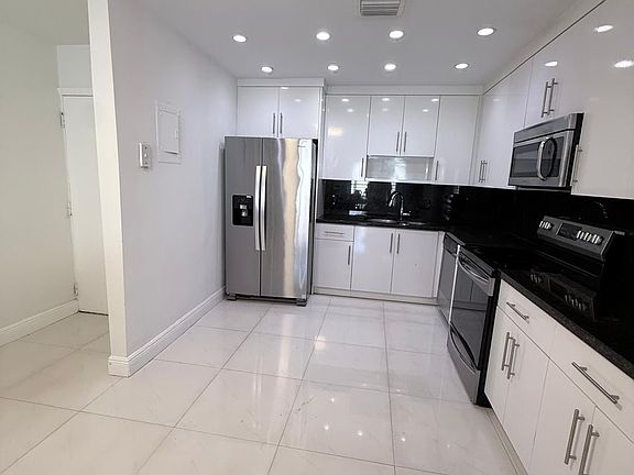 4th image of 4060 N Hills Dr APT 31