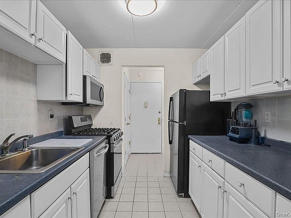5th image of 200 Diplomat Drive #3M