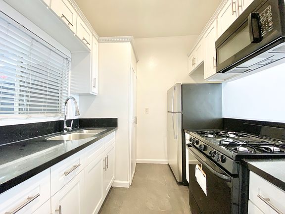 4th image of 125 N Doheny Dr APT 102