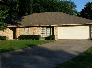 404 Grant Cir, White Settlement, TX 76108