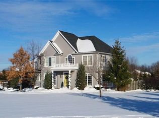 5 Norwood Ln, Orchard Park, NY 14127