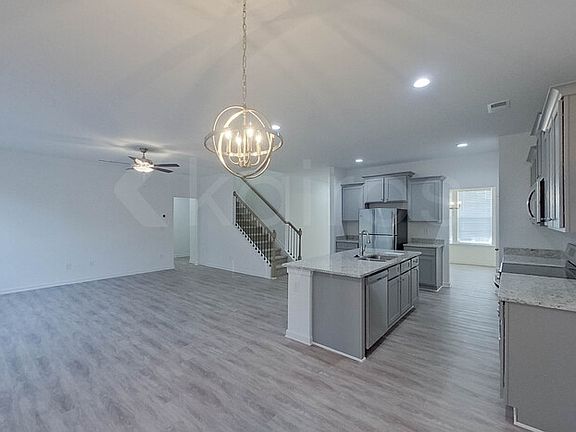 4th image of 120 English Oak Ln