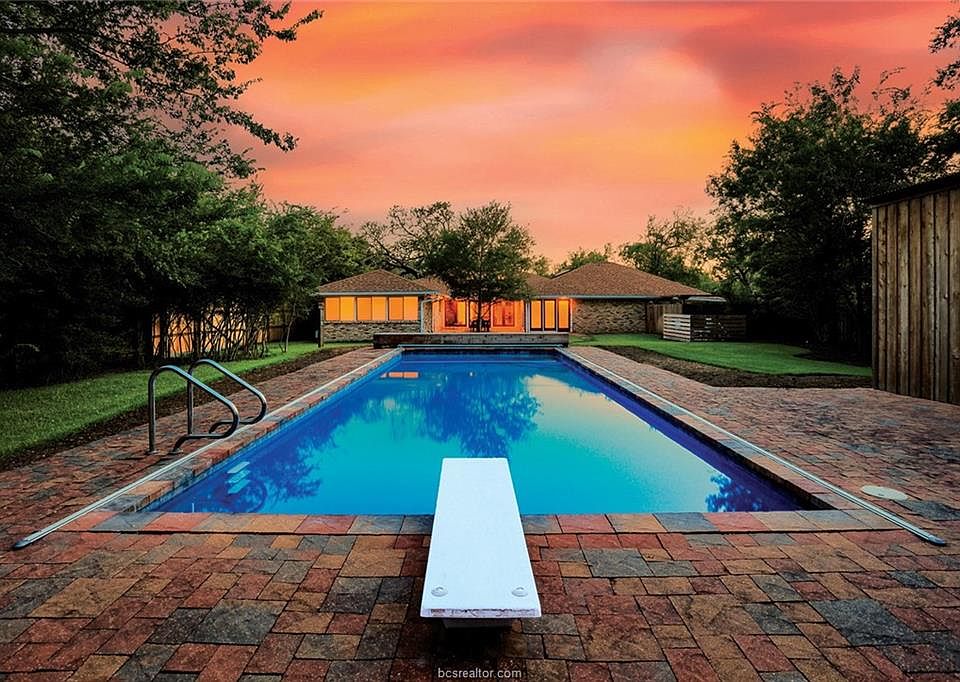 1st image of 1811 Shadowwood Dr