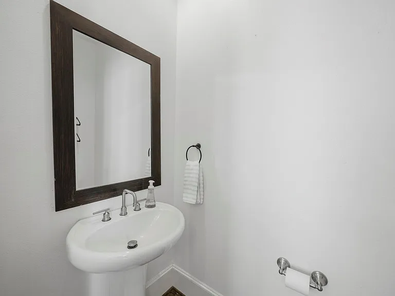 9435 London Bridge Sta — Photo 18