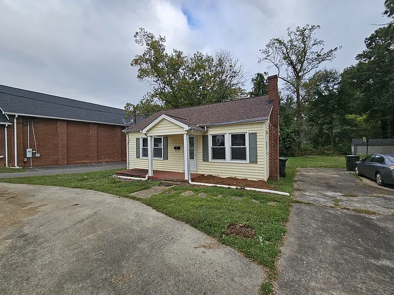 808 E Main St — Photo 3