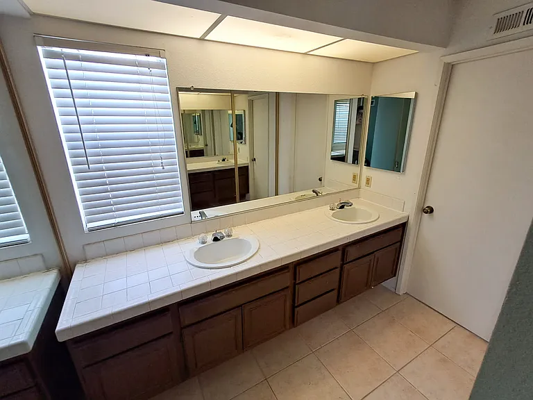 10305 Parkdale Ave — Photo 9