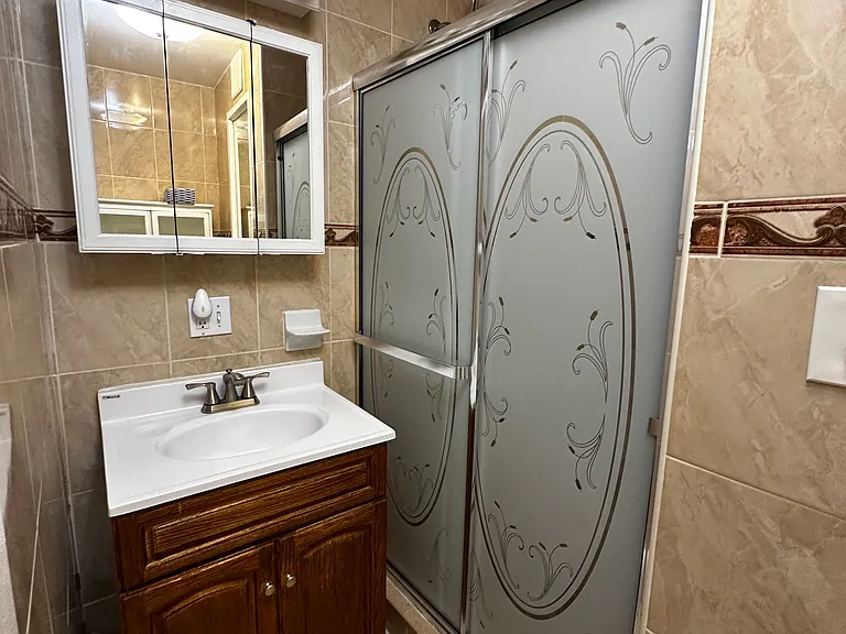 619 Willow Ave #1R — Photo 4