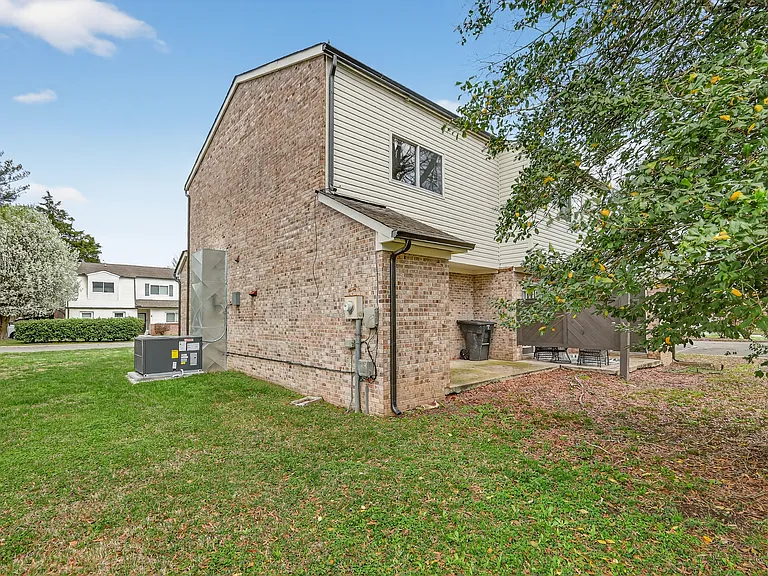 601 E Grundy St #B — Photo 29