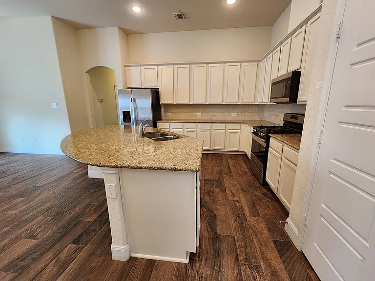 1201 Old FM 306 — Photo 10