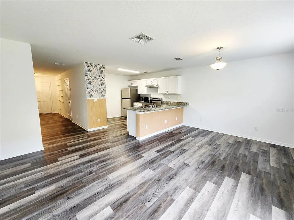 2 bed, 2.5 bath, 1303 sqft, $2,000 — Photo 3