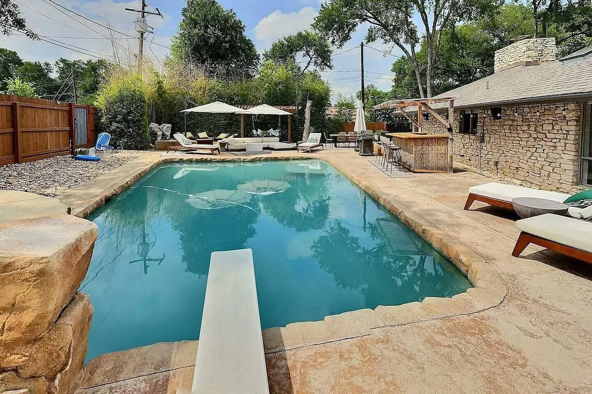5 bed, 3.0 bath, 3704 sqft, $5,000 — Photo 3