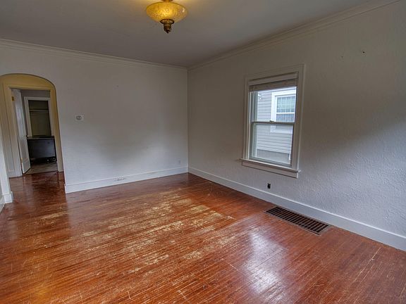 3rd image of 1009 E Elmhurst Ave