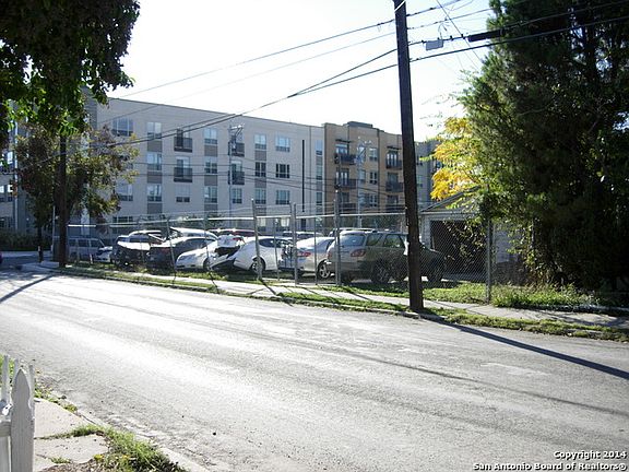 4th image of 1909 N Alamo St