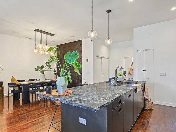 2nd image of 1711 W Division St APT 202