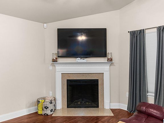 4th image of 408 River Crest Dr N