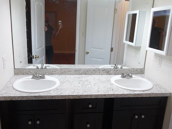 5th image of 726 Gentian Dr
