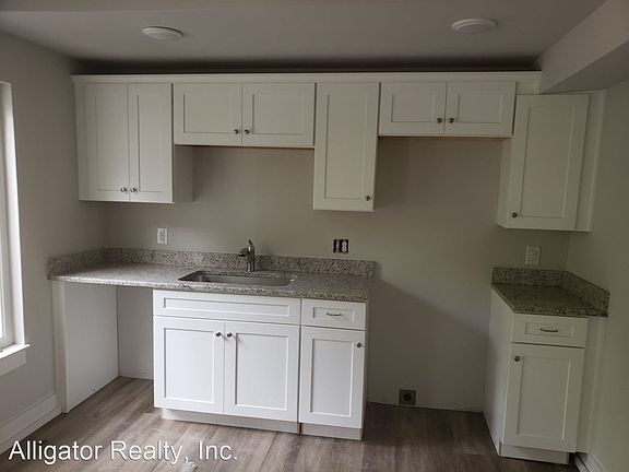 5th image of 302 NW 7th Ter #B