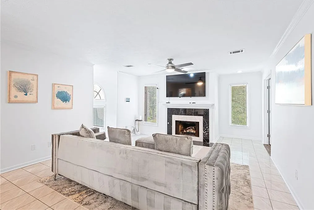 3 bed, 2.0 bath, 1550 sqft, $2,300 — Photo 4
