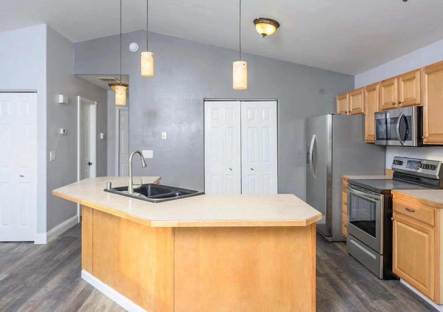 Adorable and affordable single family 2 bedroom, Ranch Style home with a fenced in back yard! — Photo 3