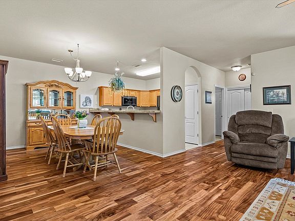 5th image of 582 1/2 Willoughby St
