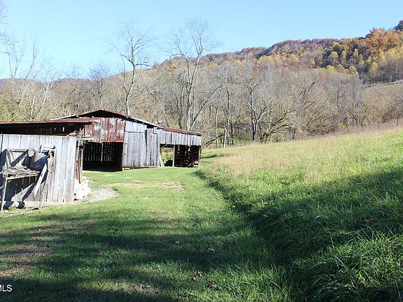3rd image of 215 Autumn Dr