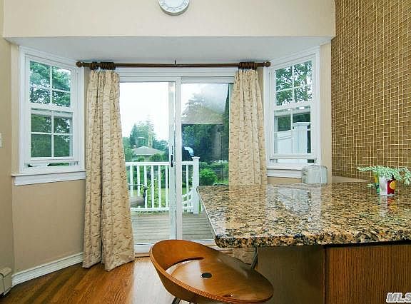 4th image of 4 Roseland Ln