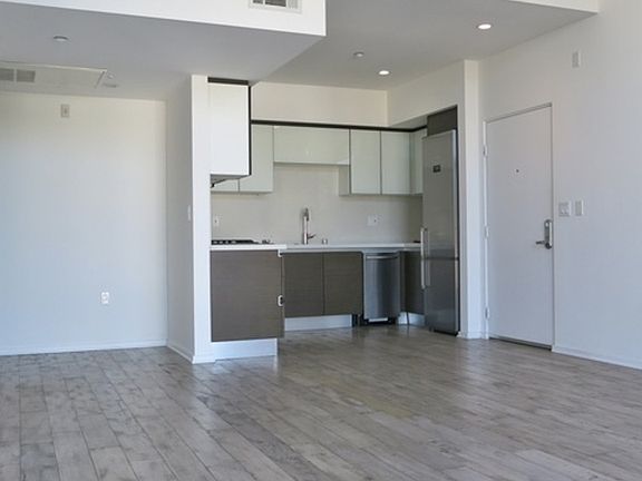 5th image of 1611 S Beverly Glen #401