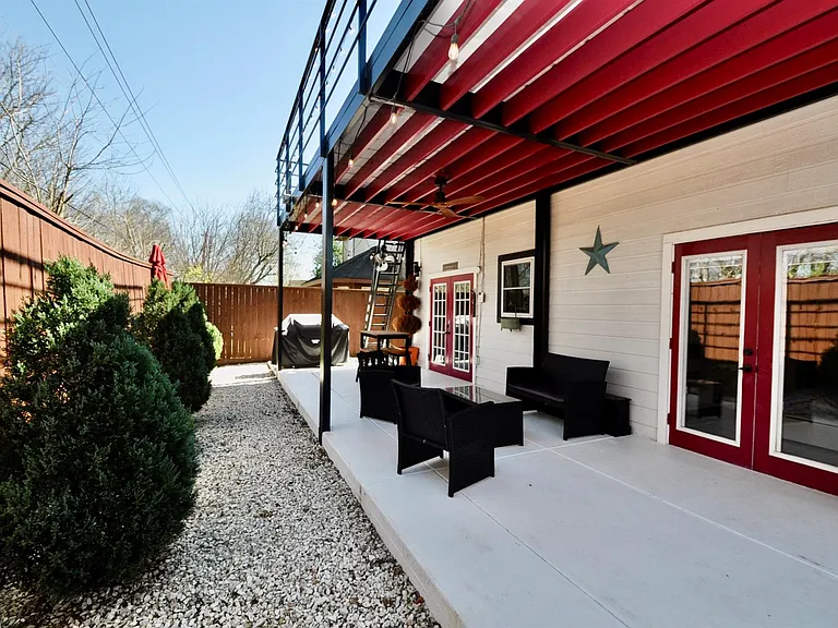 3330 Beran Dr — Photo 35