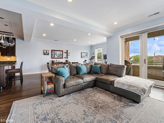 4th image of 2352 W Shakespeare Ave Unit 3A