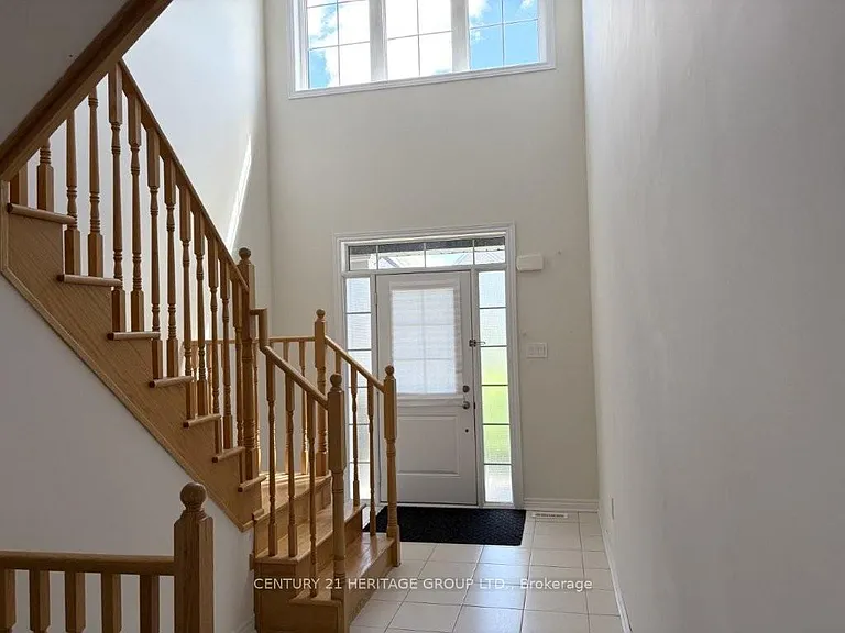 1449 Farrow Cres — Photo 3