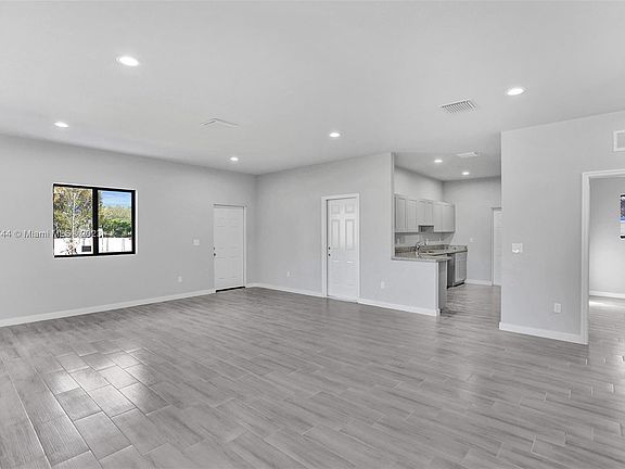 4th image of 314 NW 28th Ter