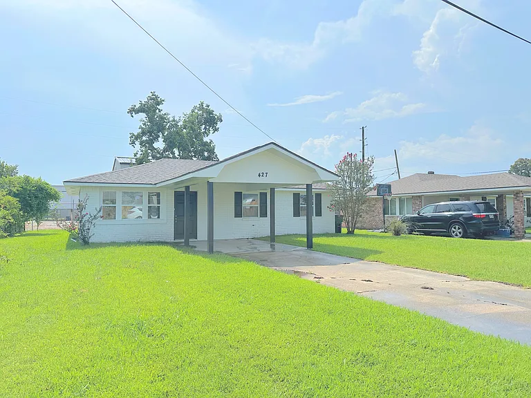 427 S Nickens Ave — Photo 1