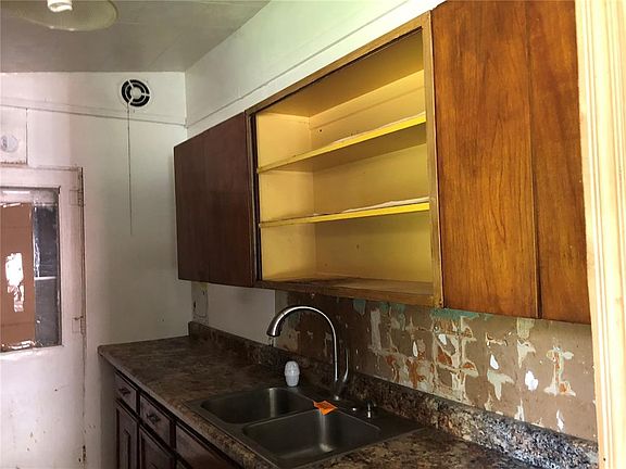 5th image of 411 Douglass Ct