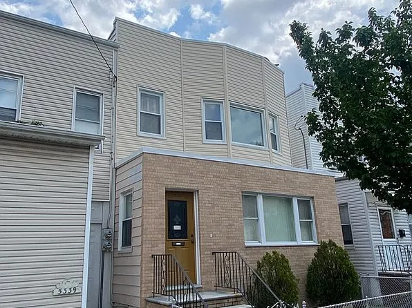 5341 72nd St, Maspeth, NY 11378
