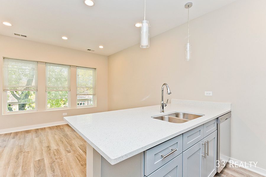 1st image of 3603-07 W Ainslie St #3