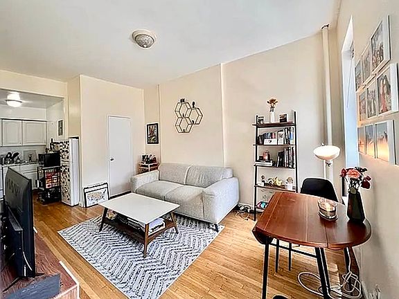 4th image of 128 W 71st St #3B