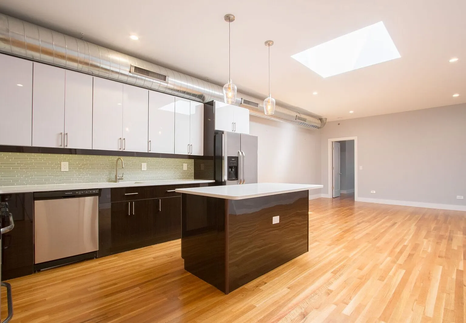 2 bed, 1250 sqft, $3,950 — Photo 2