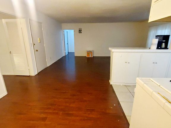 4th image of 15540 Moorpark St APT 3