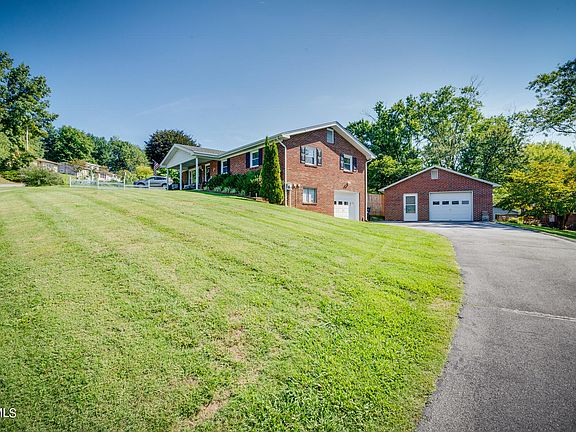 3rd image of 844 Meadowcrest Dr