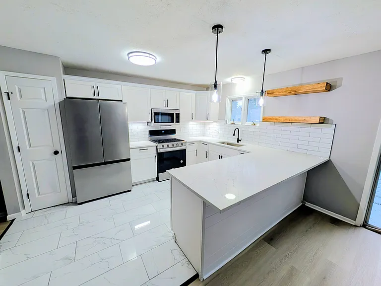 7718 Kenwood Ave — Photo 4