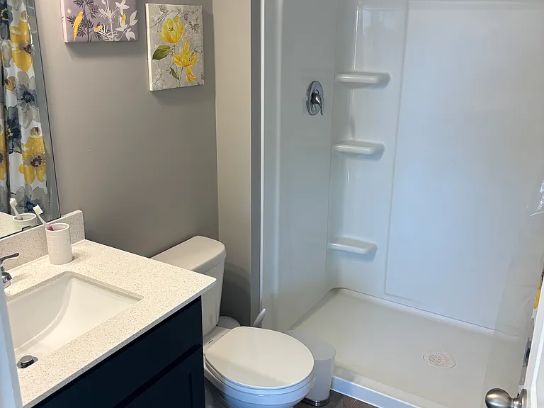 Private owner's 3/4 bath
