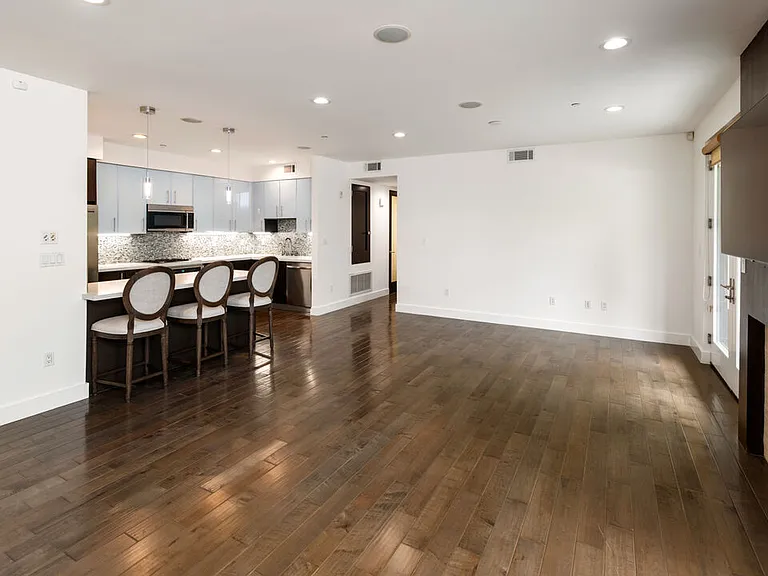 1304 Roxbury Dr #103 — Photo 6