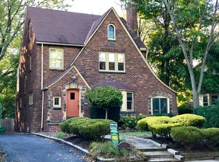 2462 Queenston Rd, Cleveland Heights, OH 44118